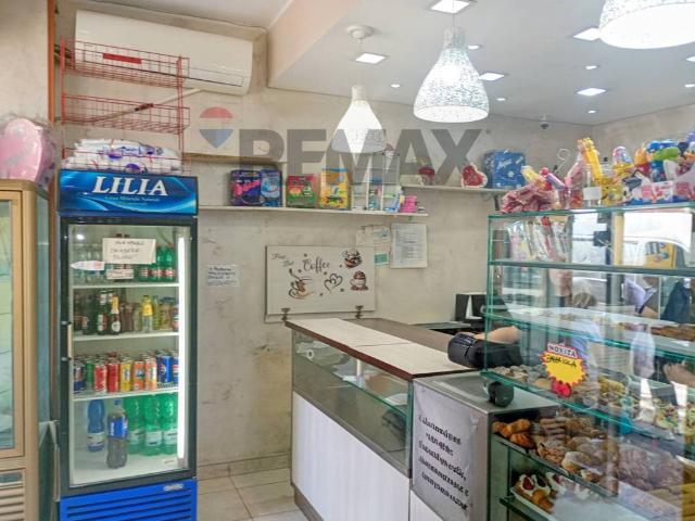 Locale Commerciale in vendita a Municipalità 4, Campania