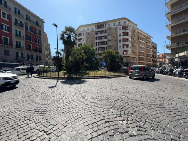 Locale Commerciale in vendita a Municipalità 5, Campania