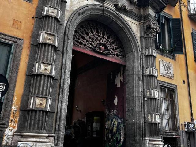 Locale Commerciale in vendita a Municipalità 2, Campania