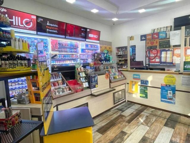 Locale Commerciale in vendita a Municipalità 3, Campania
