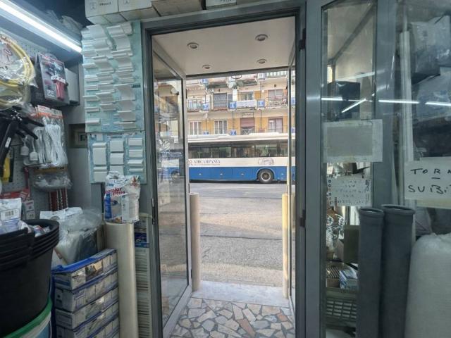 Locale Commerciale in vendita a Municipalità 4, Campania