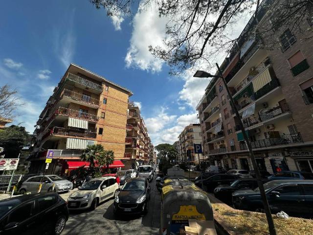 Locale Commerciale in vendita a Municipalità 3, Campania