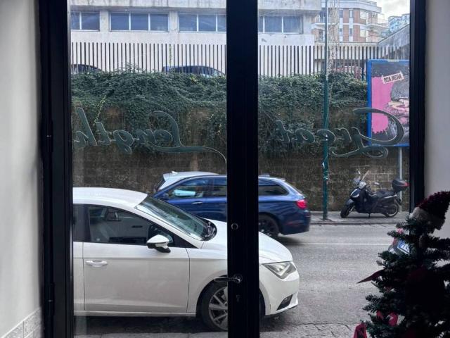 Locale Commerciale in vendita a Municipalità 10, Campania