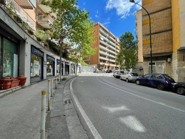 Locale Commerciale in vendita a Municipalità 5, Campania