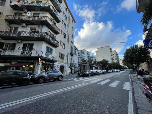 Locale Commerciale in vendita a Arenella, Napoli