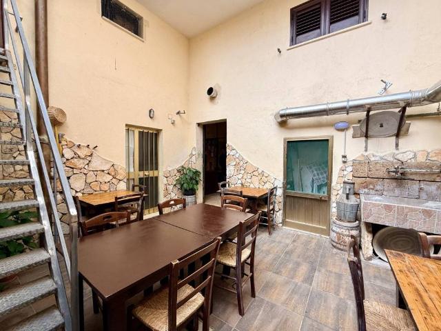 Locale Commerciale in vendita a Puglia, Lecce