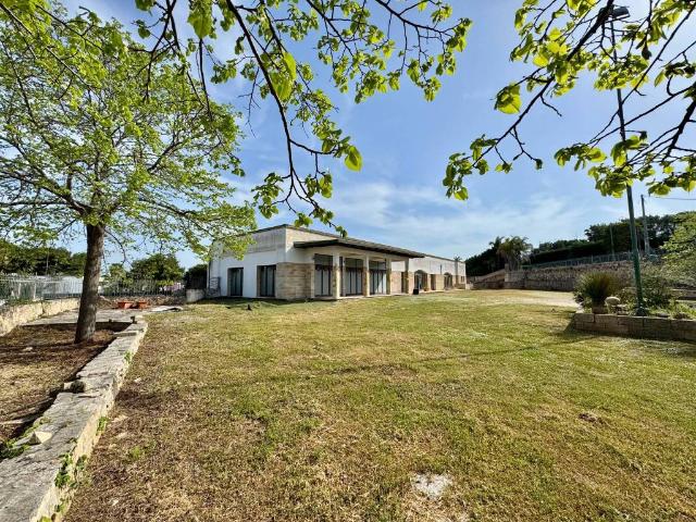 Locale Commerciale in vendita a Santa Caterina, Puglia
