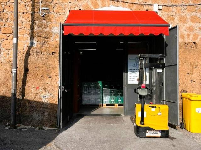 Locale Commerciale in vendita a Nepi, Viterbo