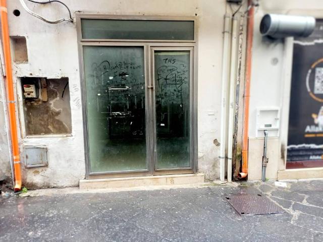 Locale Commerciale in vendita a Nola, Campania