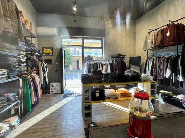 Locale Commerciale in vendita a Nola, Campania