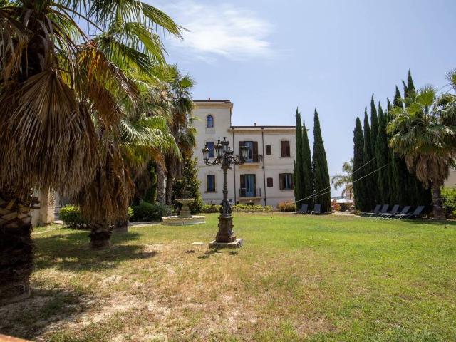 Locale Commerciale in vendita a Noto, Sicilia
