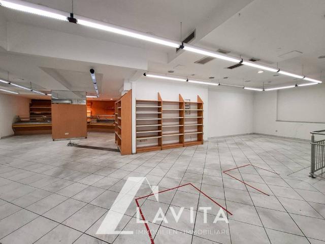 Locale Commerciale in vendita a Überetsch-Unterland - Oltradige-Bassa Atesina, Ora