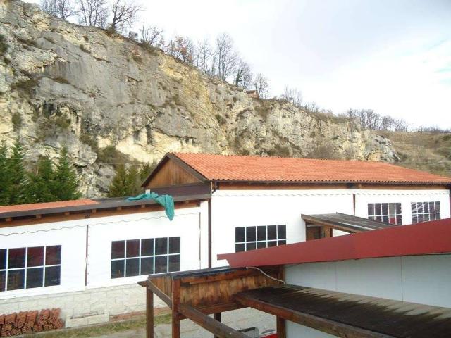 Locale Commerciale in vendita a Oratino, Molise