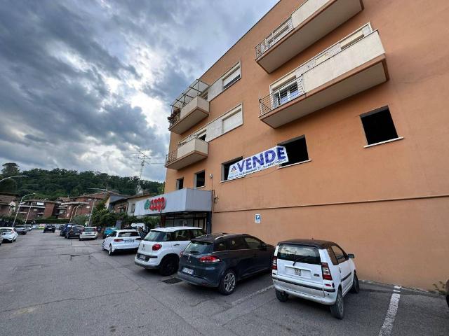 Locale Commerciale in vendita a Petignano, Orte