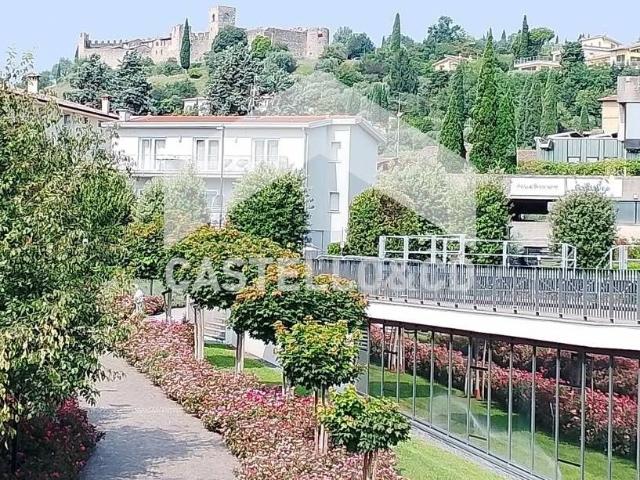 Locale Commerciale in vendita a Padenghe Sul Garda, Lombardia
