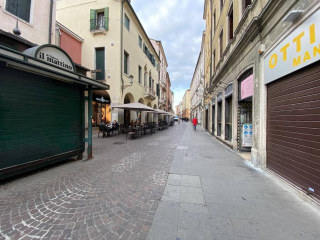 Locale Commerciale in vendita a San Giuseppe, Padova