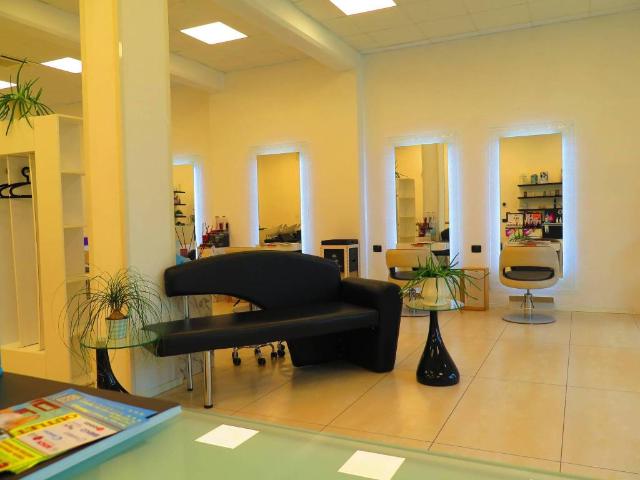 Locale Commerciale in vendita a Parma Centro, Sorbolo