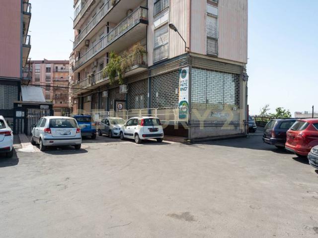 Locale Commerciale in vendita a Santa Marina, Paternò