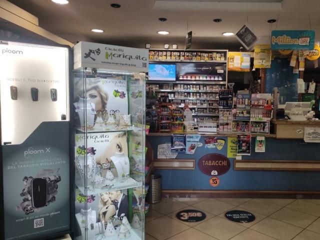 Locale Commerciale in vendita a Loreto, Marche