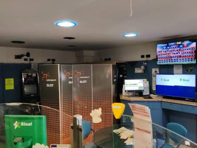 Locale Commerciale in vendita a Loreto, Marche