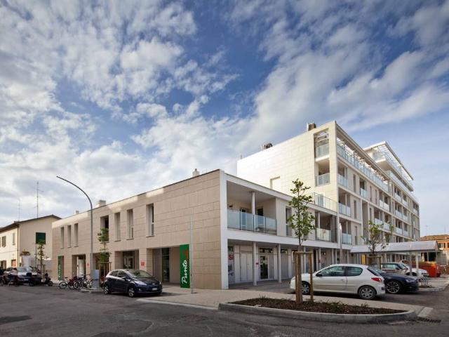 Locale Commerciale in vendita a Centro Storico, Marche