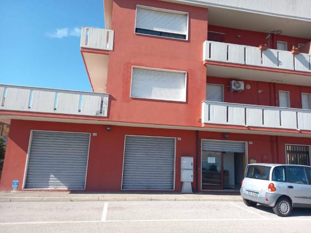 Locale Commerciale in vendita a Petacciato, Molise