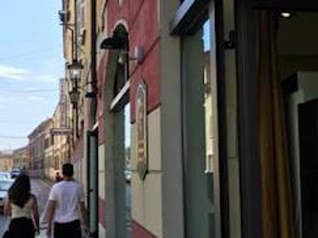 Locale Commerciale in vendita a Giarona, Piacenza