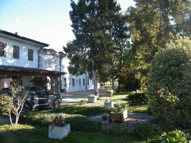 Locale Commerciale in vendita a Piazzola Sul Brenta, Veneto