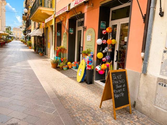 Locale Commerciale in vendita a Pietra Ligure, Liguria