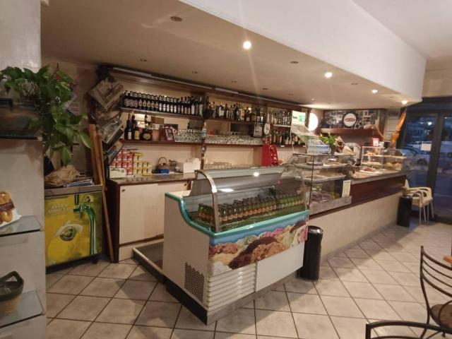 Locale Commerciale in vendita a Pietra Ligure, Liguria