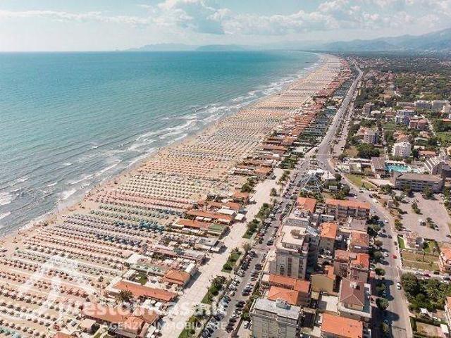 Locale Commerciale in vendita a Marina di Pietrasanta, Pietrasanta