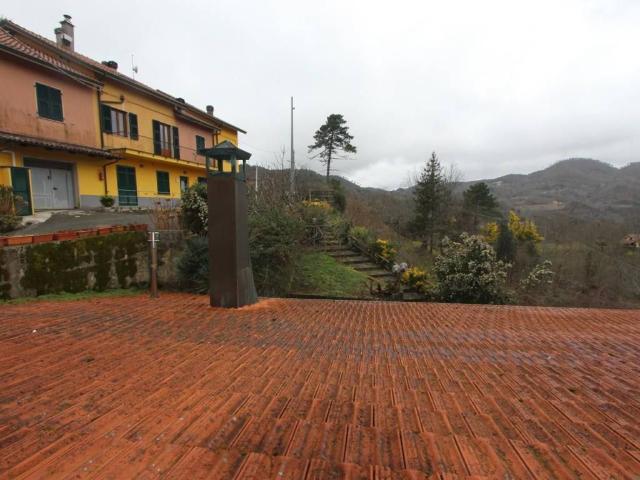 Locale Commerciale in vendita a Pignone, Liguria