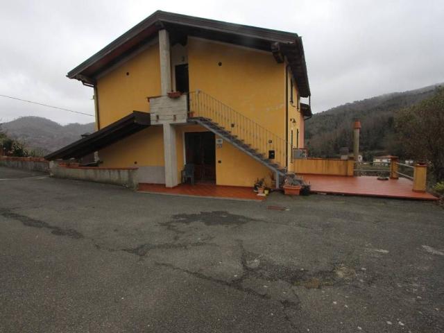 Locale Commerciale in vendita a Pignone, Liguria