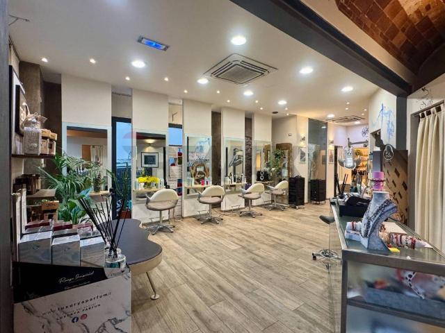 Locale Commerciale in vendita a Pontelungo, Pistoia
