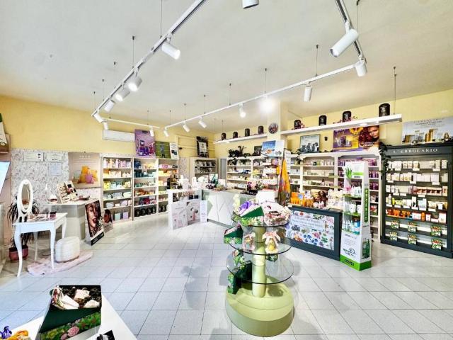 Locale Commerciale in vendita a Le Melorie, Ponsacco
