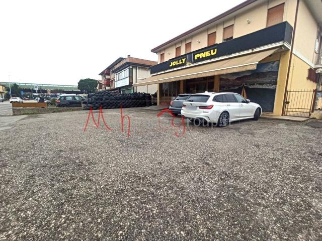 Locale Commerciale in vendita a Roncaglia, Ponte San Nicolò