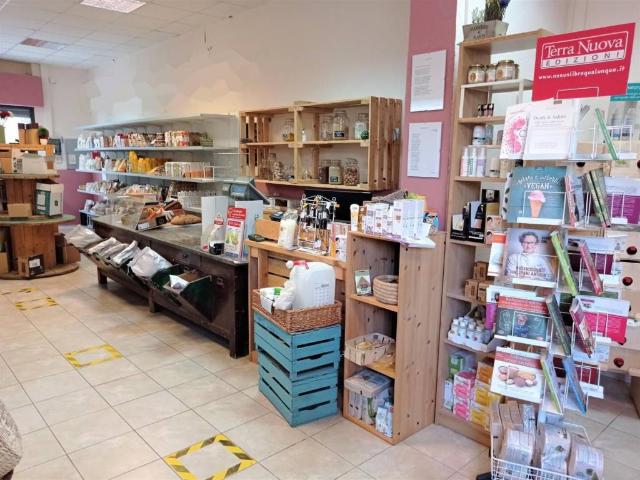 Locale Commerciale in vendita a Bellaria, Pontedera