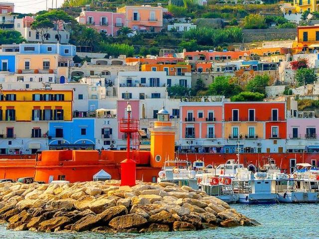 Locale Commerciale in vendita a Ponza, Lazio