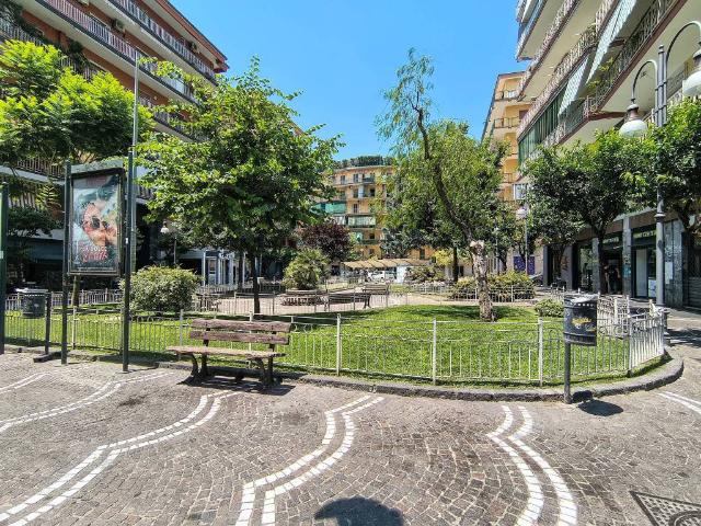 Locale Commerciale in vendita a Portici, Campania
