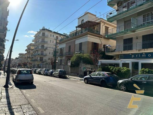 Locale Commerciale in vendita a Portici, Campania