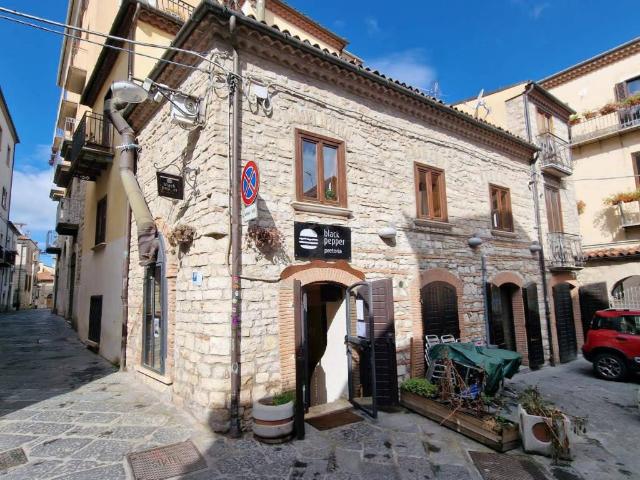 Locale Commerciale in vendita a Montereale, Potenza