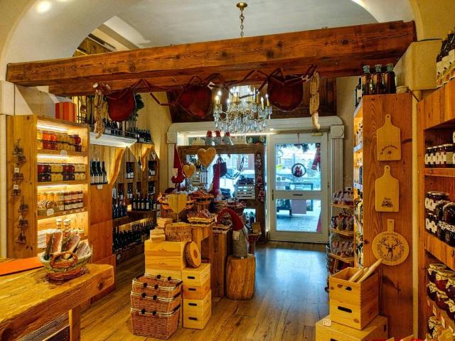 Locale Commerciale in vendita a Comunità di Primiero, San Martino Di Castrozza