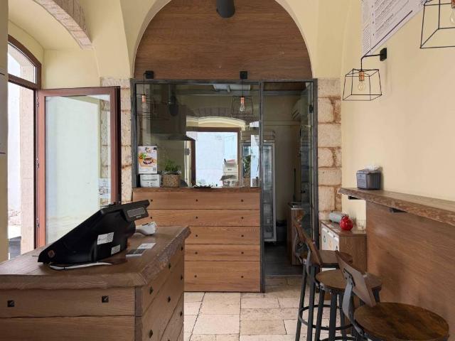 Locale Commerciale in vendita a Puglia, Bari