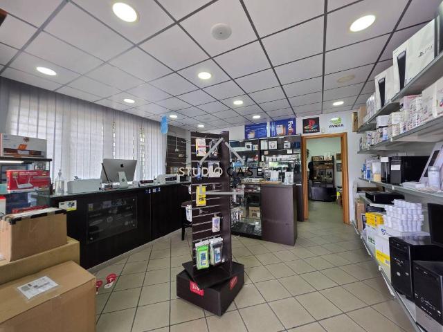 Locale Commerciale in vendita a Quarto, Campania