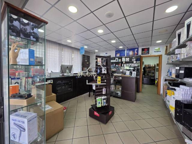 Locale Commerciale in vendita a Quarto, Campania