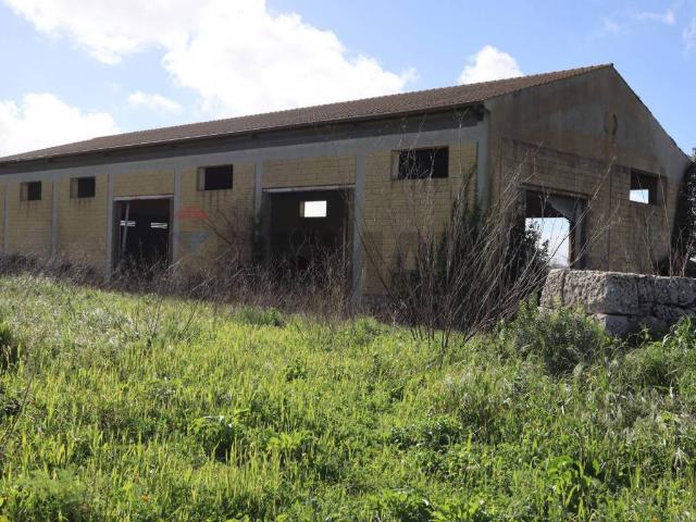 Locale Commerciale in vendita a Cisternazzi, Ragusa