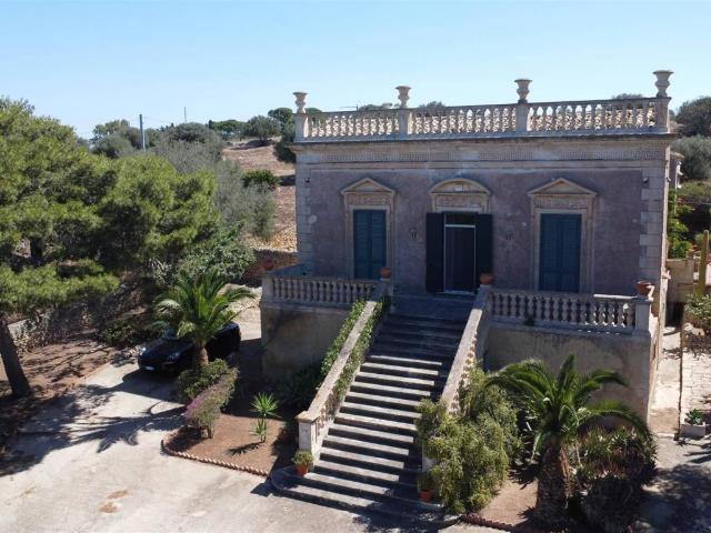 Locale Commerciale in vendita a Ragusa Ibla, Ragusa