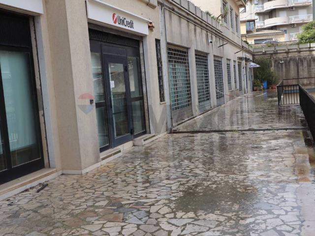 Locale Commerciale in vendita a Ragusa, Sicilia
