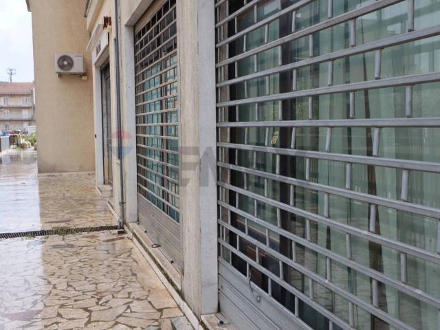 Locale Commerciale in vendita a Ragusa, Sicilia