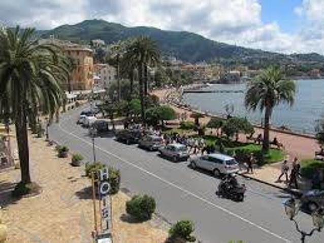 Locale Commerciale in vendita a San Michele di Pagana, Rapallo